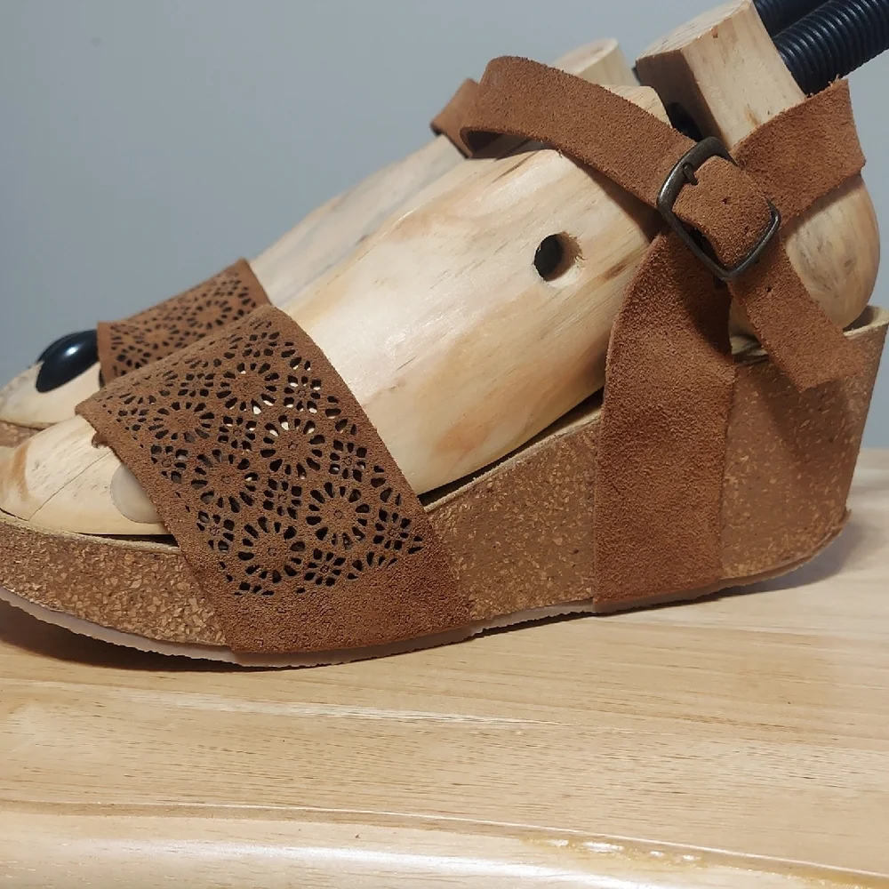 NWOT Bos. & Co. Italian Brown Suede Laser-Cut Floral Wedge Sandals Size 39 / 9